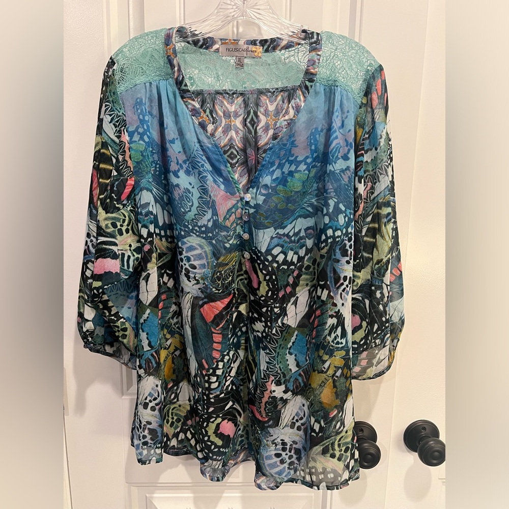 Women’s Top • Figueroa & Flower • V Neck • Size XL •